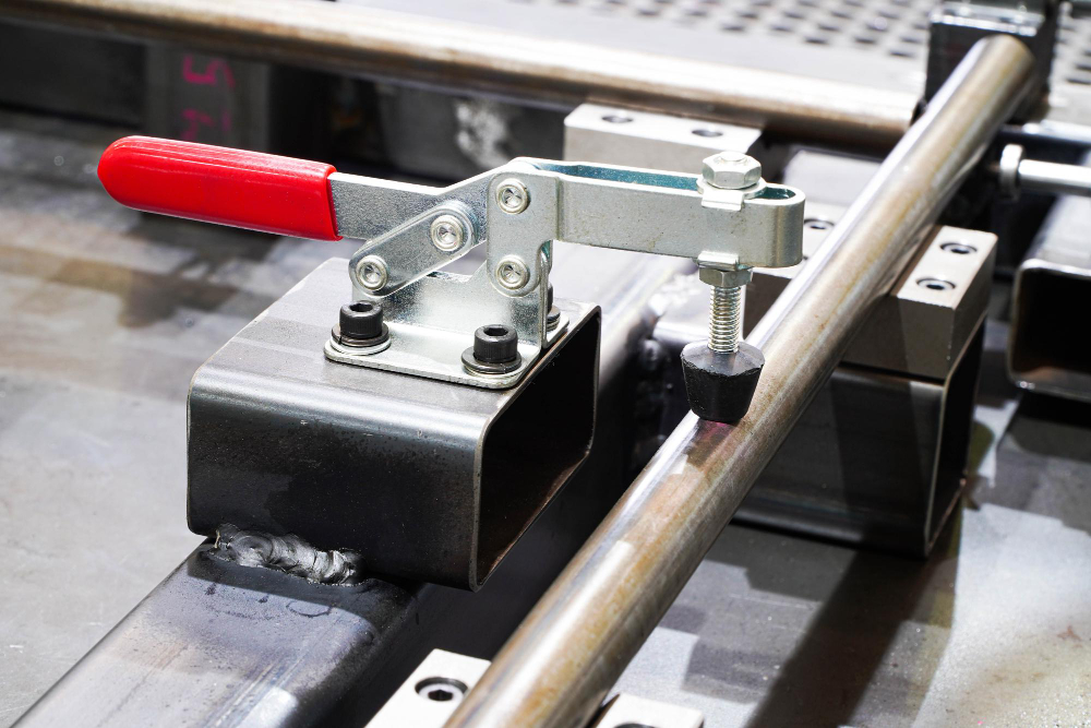 Dociski pneumatyczne a ręczne – porównanie zastosowań